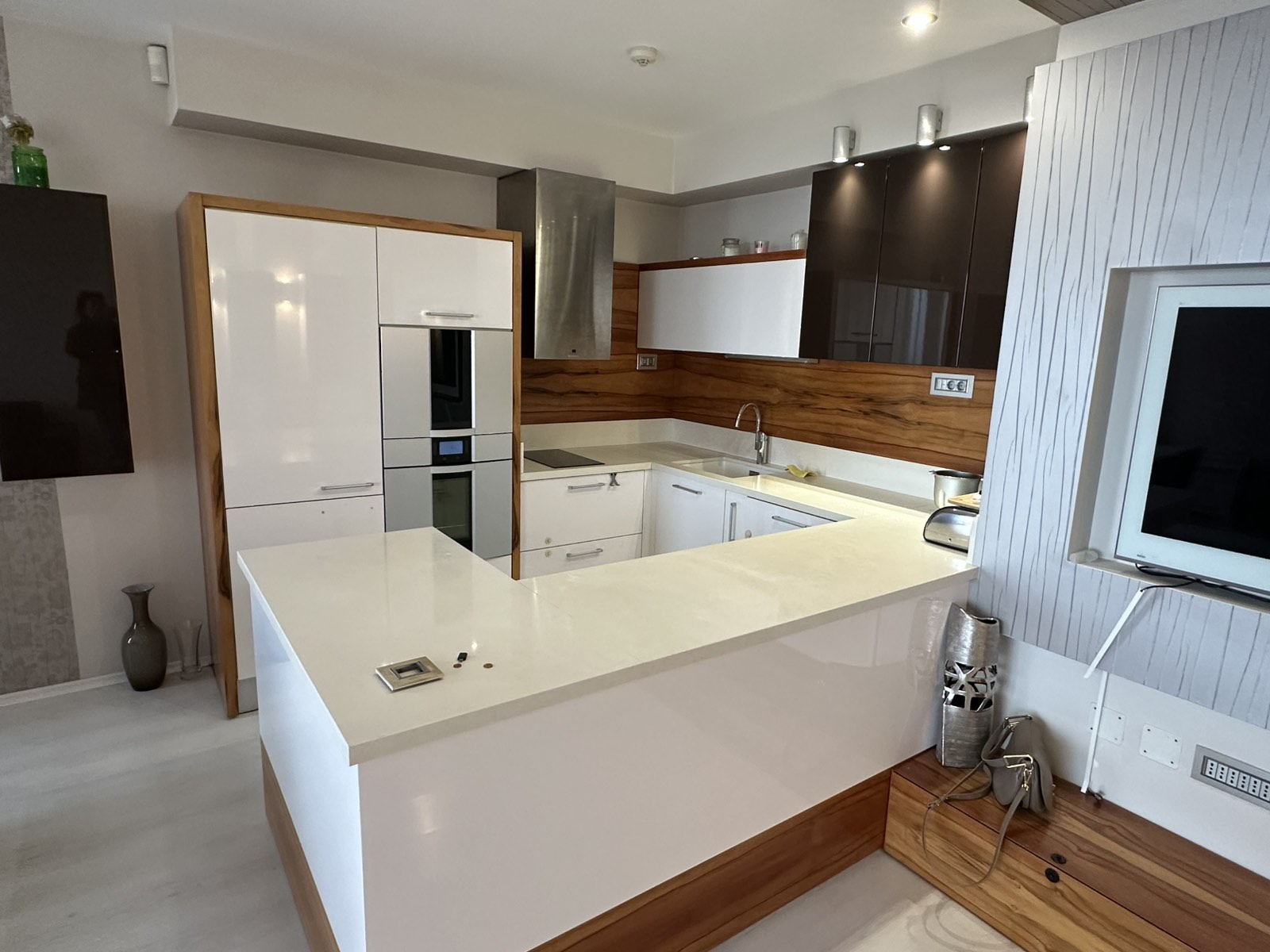 Напълно обзаведен тристаен с морска панорама, м-ст Траката